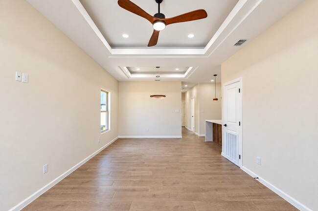 Building Photo - 1014 W Escondido Ln