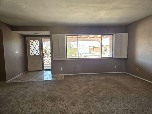 Foto del edificio - 4330 W Royal Palm Rd