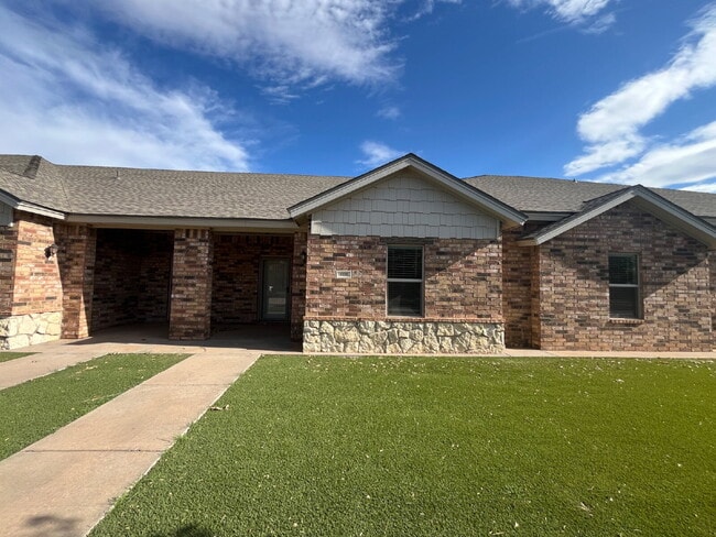 Building Photo - Cute 3/2/2 townhome in the Lubbock-Cooper District