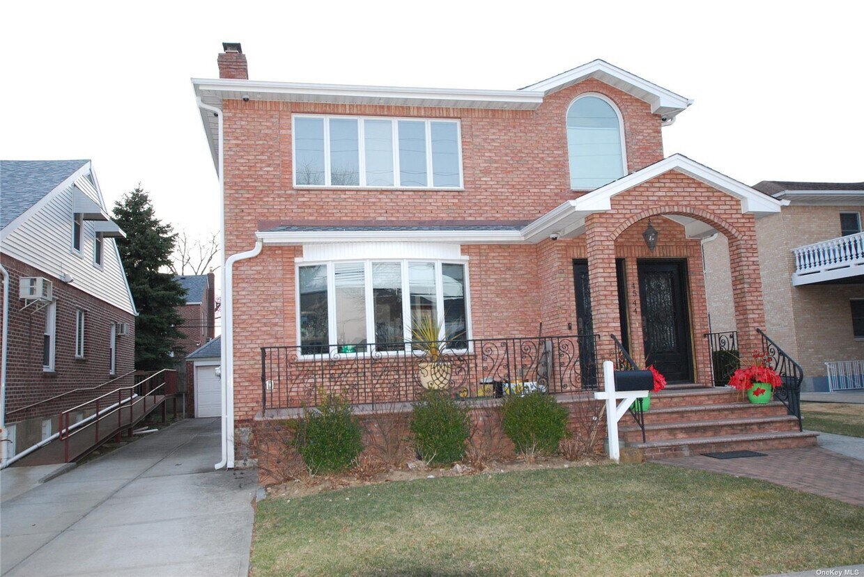 Primary Photo - 45-44-45189 189th St