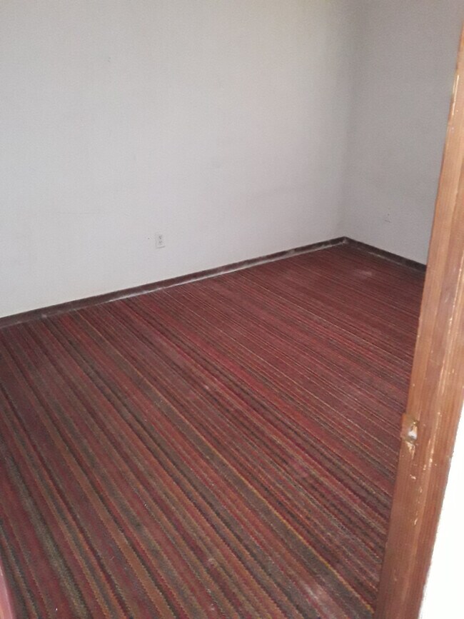 Building Photo - 208 w 1st Apartment  B