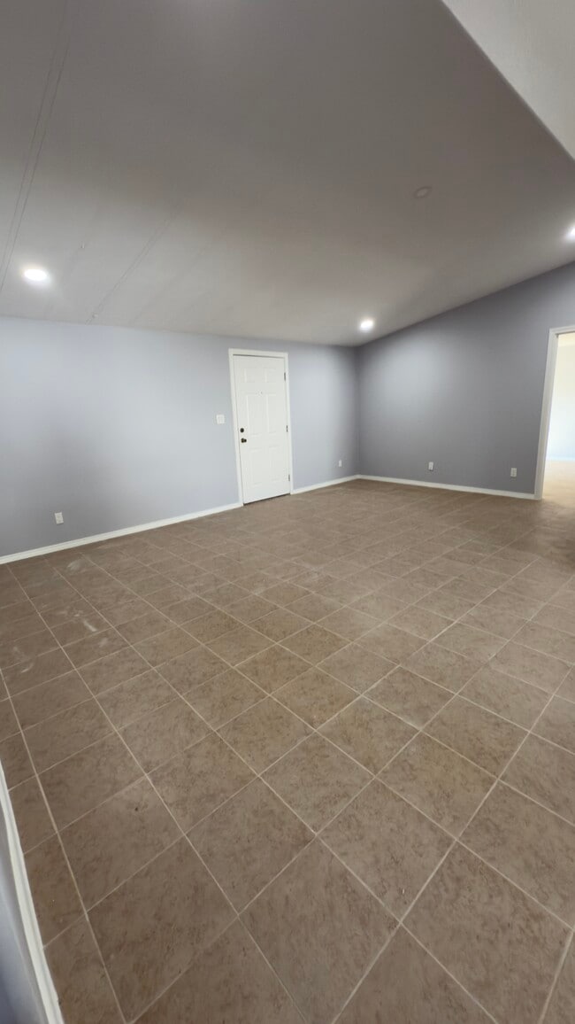 Building Photo - 712 Independence Dr