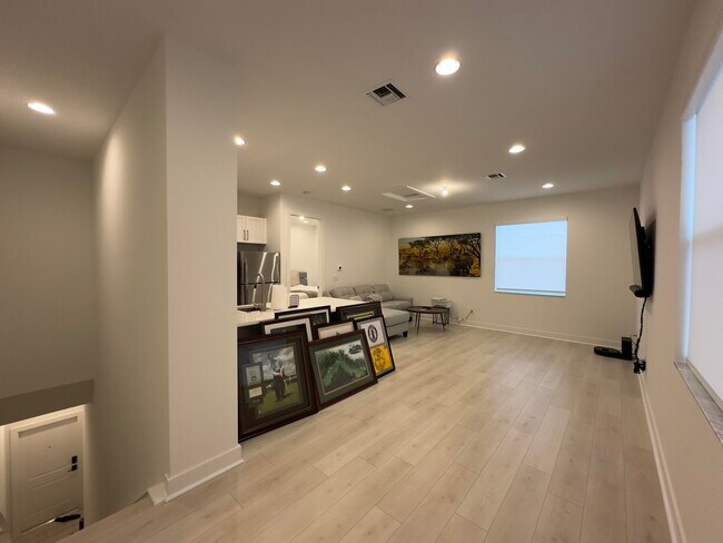 Building Photo - 5052 Grandiflora Rd