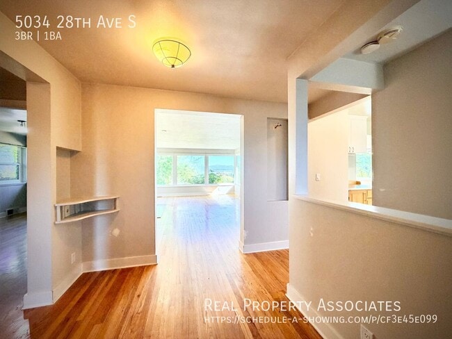 Building Photo - 5034 28th Ave S