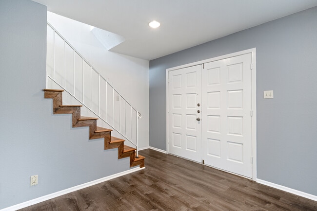 Building Photo - 10958 Crown Park