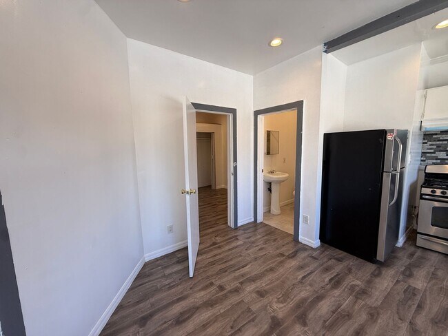 Building Photo - 772 S Boyle Ave