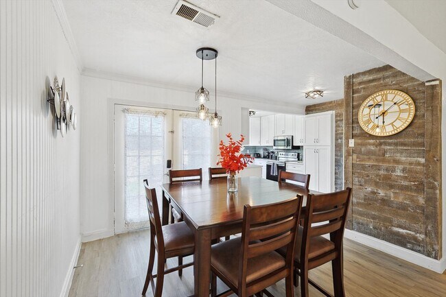 Foto del edificio - 711 Red Oak Ln