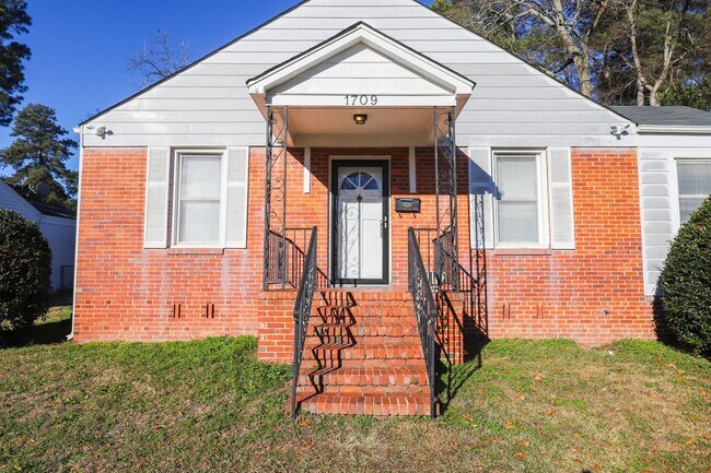 Building Photo - 1709 Oak Dr