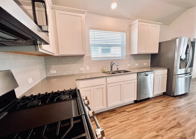 Building Photo - Modern 4-Bed, 2-Bath Retreat with Soaking ...