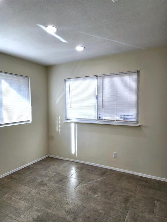 Foto del edificio - 12804 Copper Cliff Ave