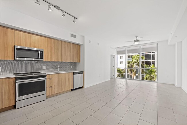 Foto del edificio - 2150 N Bayshore Dr