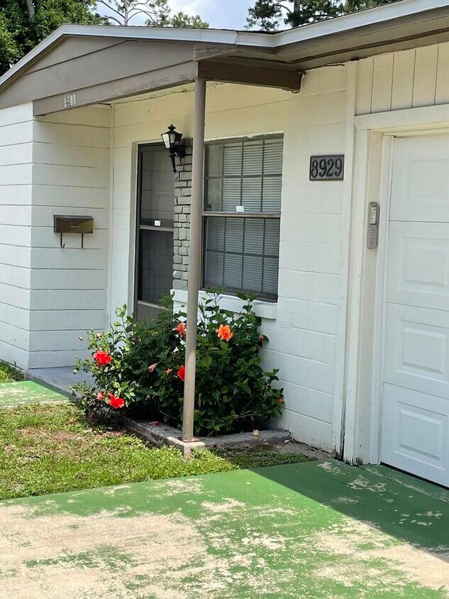 Foto principal - 8929 MacArthur Ct S