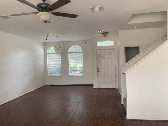 Foto del edificio - 3204 Paradise Valley Dr