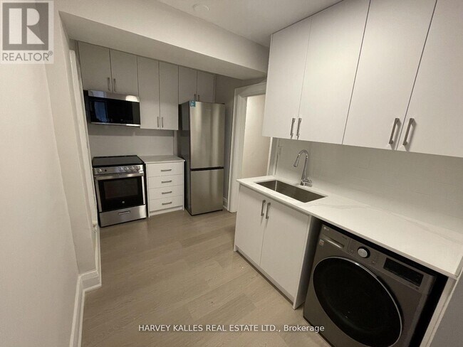 Photo du bâtiment - 320-320 Lonsdale Rd
