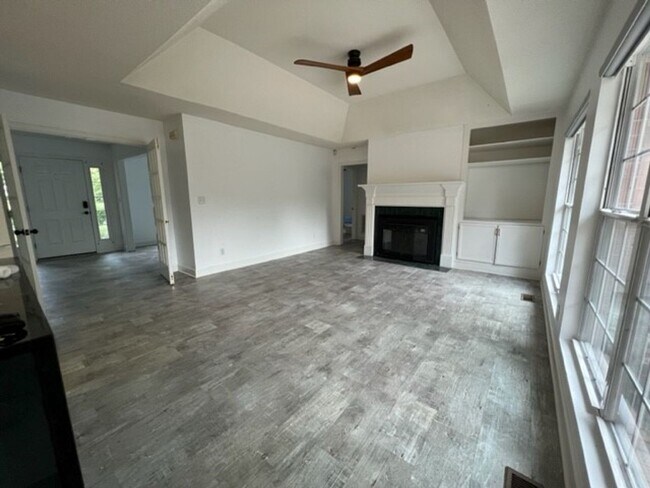 Building Photo - 3 Bedroom Bathroom Home