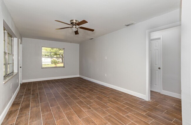 Building Photo - Very Cute Two Bedroom Single Family Home - Now Available