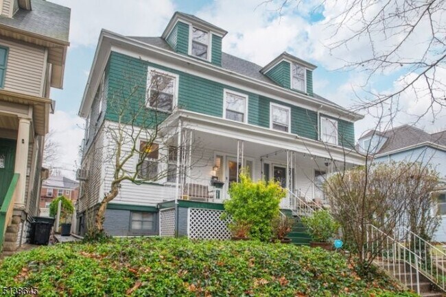 Building Photo - 10 Riggs Pl