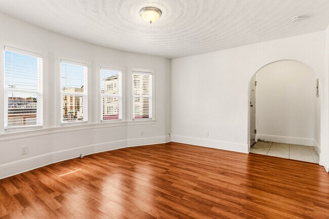 Foto del edificio - Spacious 3-Bedroom House in Oakland's Meadow Brook