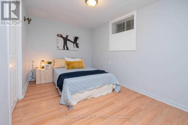 Building Photo - 218 Silverbirch Dr