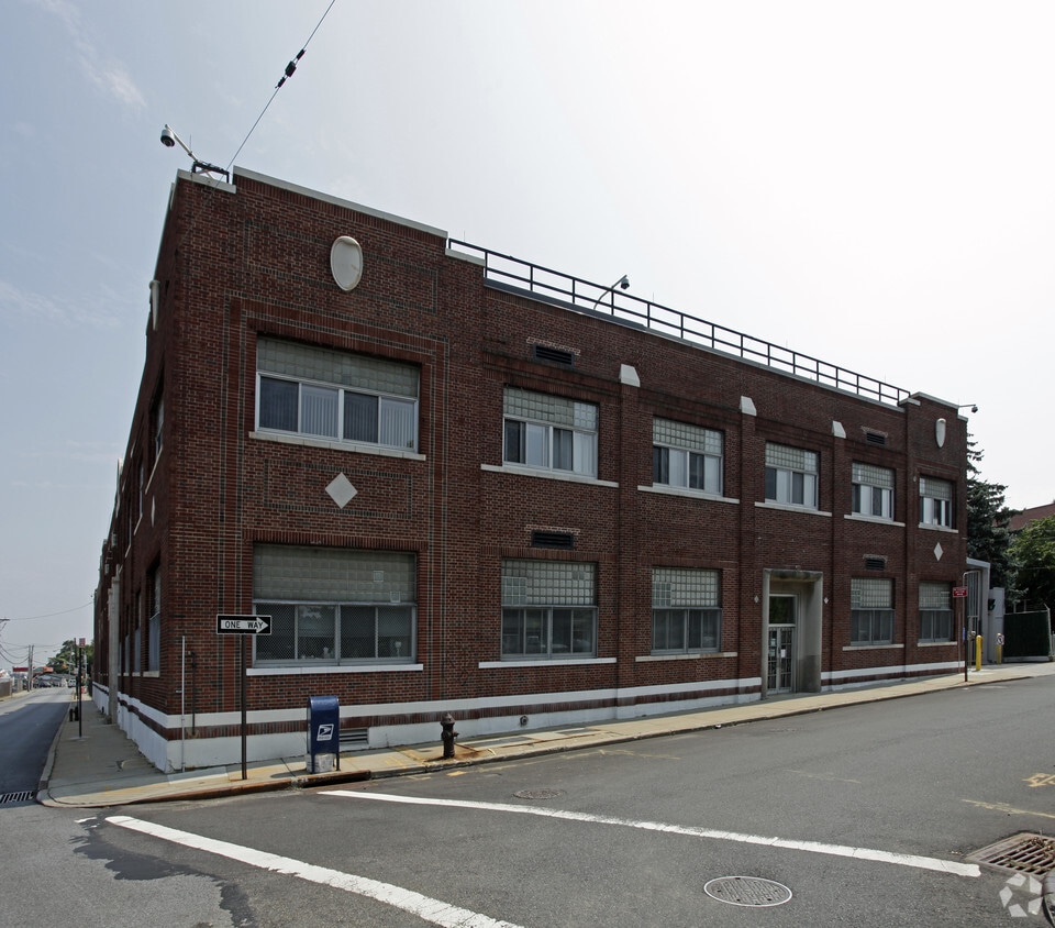 Primary Photo - Davis Ave Apartment House