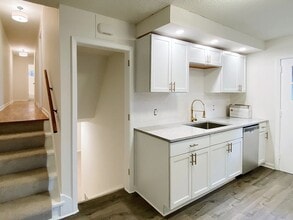 Building Photo - 3046 Buchanan St NE