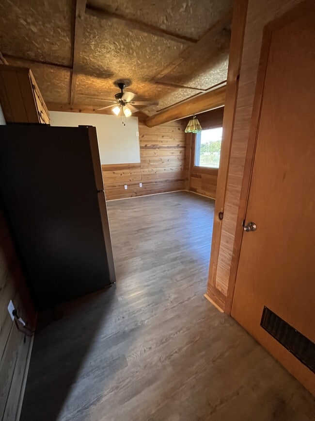 Building Photo - 214 Oak St SW