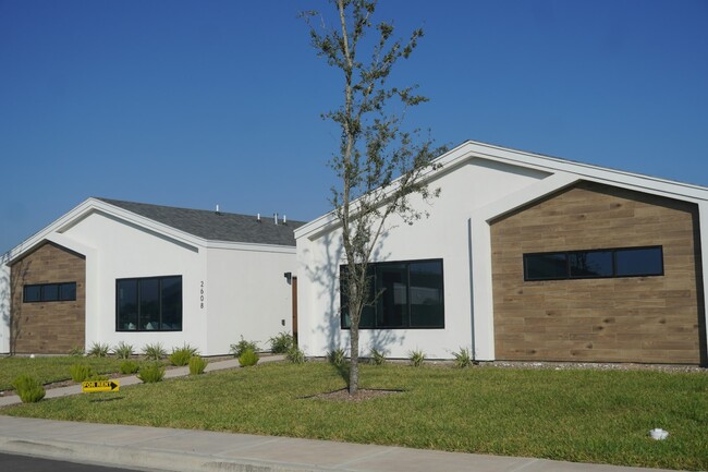 Building Photo - 2608 Mockingbird Rd