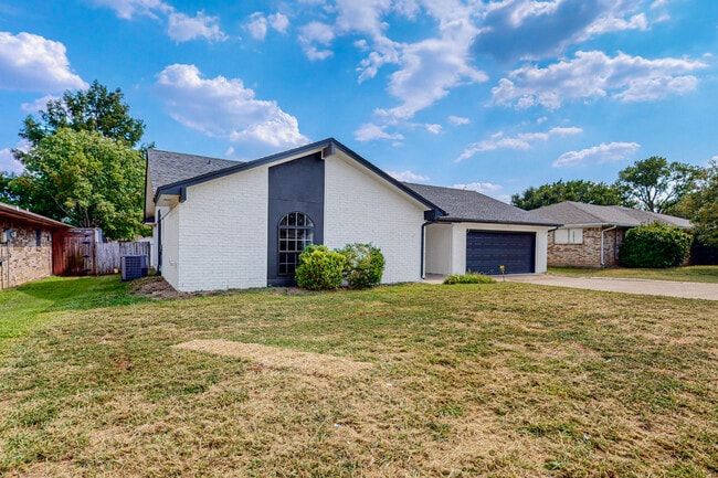 Building Photo - 2116 Northmoor Dr