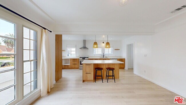 Foto del edificio - 2032 W 80th St