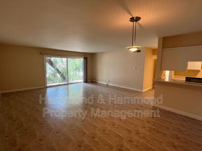 Foto del edificio - 15344 Weddington St