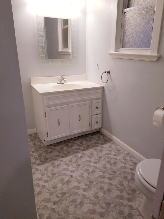 Bathroom - 1066 Elizabeth Ave NW