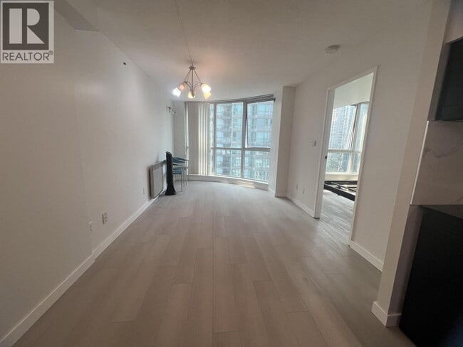 Building Photo - 555 Jervis St