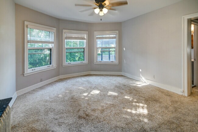 Sala de estar - 15 E Gilman St