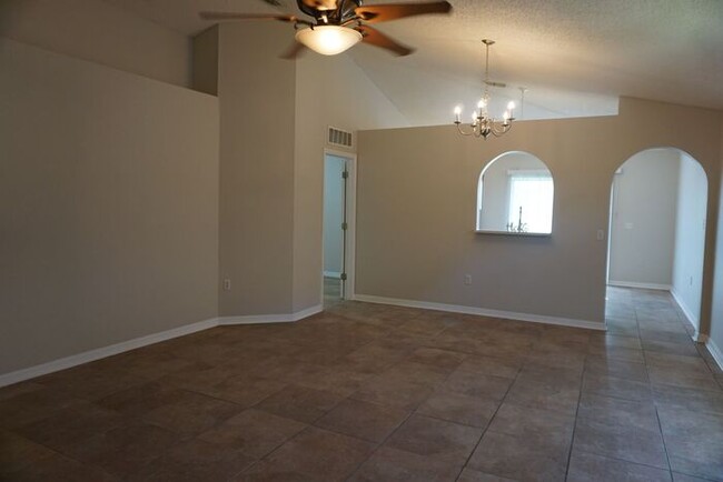Building Photo - 3 Bedroom Home with Garage