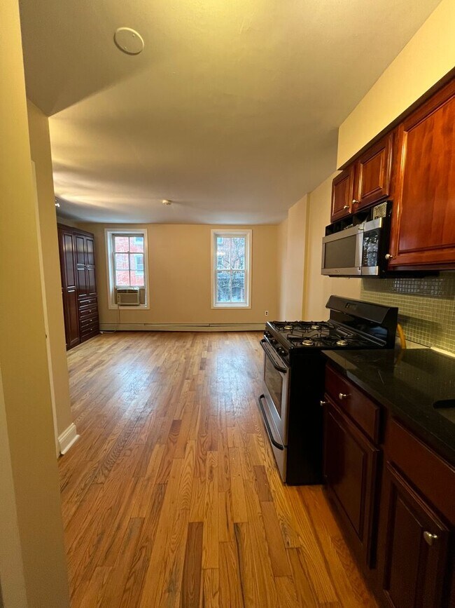 Building Photo - Bright Studio Condo in Graduate Hospital!