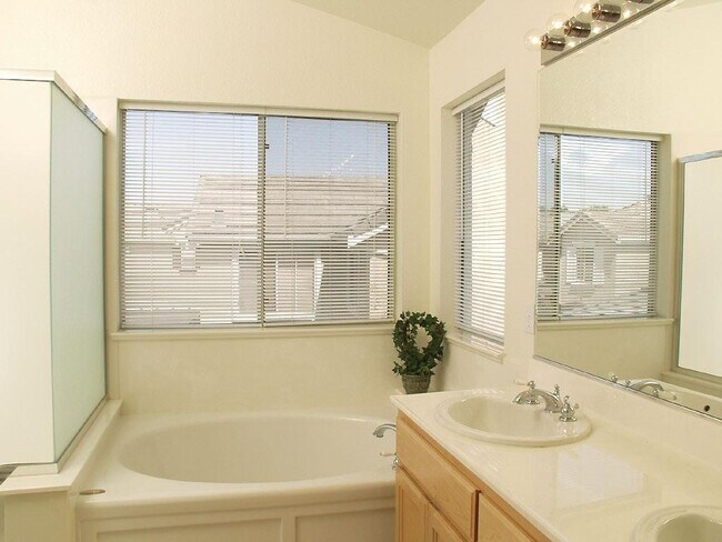 Building Photo - 1059 McKay Dr