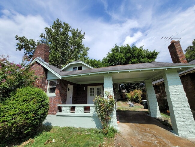 Building Photo - 910 N Evergreen St