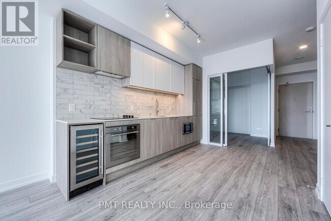 Photo du bâtiment - 2020 Bathurst St