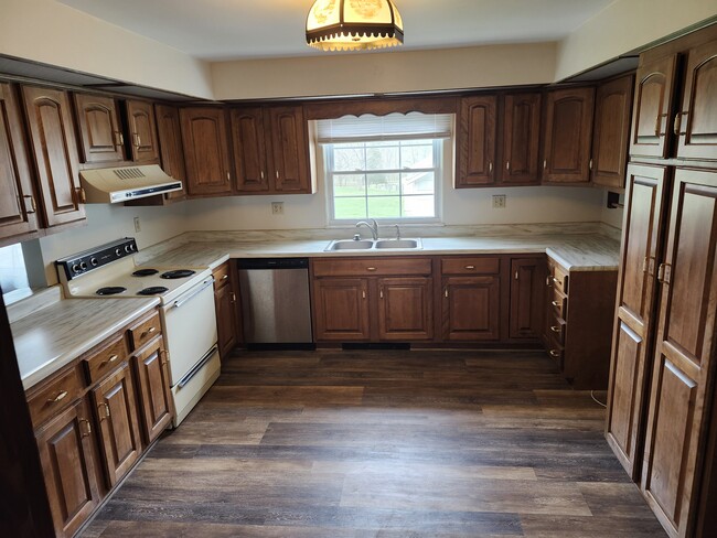 Kitchen - 1073 Highview Dr