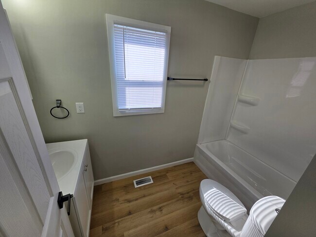 Foto del edificio - Beautiful 3 bed, 2 FULL bath House FOR RENT