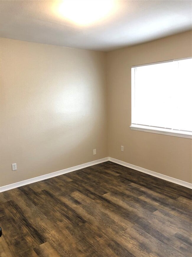 Building Photo - 7300 Twin Crest Dr