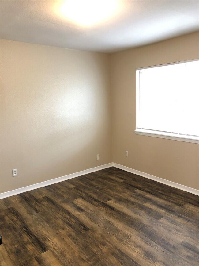 Foto del edificio - 7300 Twin Crest Dr
