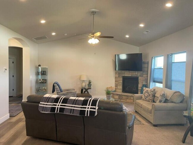 Foto del edificio - 1335 N 200 E