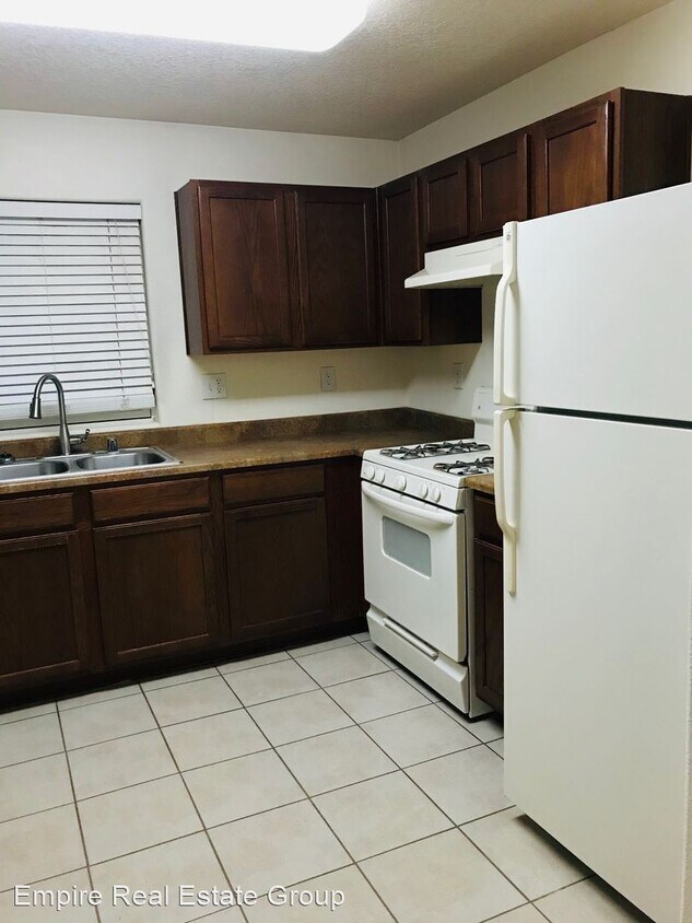 Primary Photo - 2032-2102 E Arbors Ave