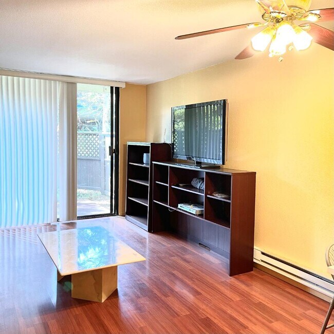 Foto del edificio - 7121 Shelter Creek Ln