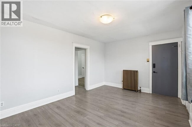 Building Photo - 1 Fairholt Rd N