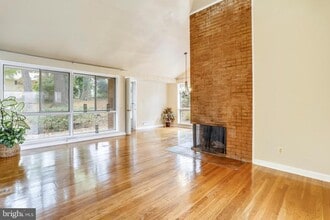 Building Photo - 6048 Rossmore Dr
