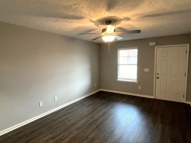 Foto del edificio - Immaculate 3 Bedroom 3 Bath Townhome in Smyrna!