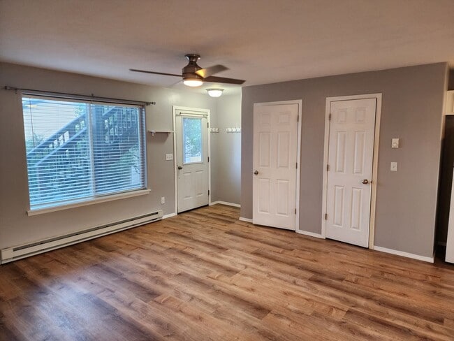 Foto del edificio - Updated Two Bedroom 1 Bath Apartment for R...