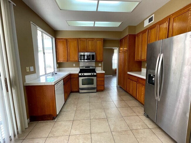Building Photo - Spacious 4 Bedroom Santa Fe Hills Home wit...